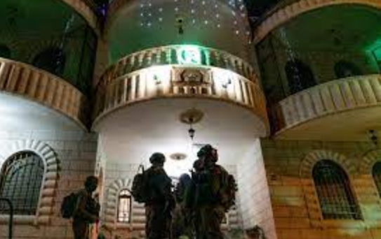 قوات الإحتلال تخلي منزل الأسير منتصر شلبي تمهيداً لهدمه